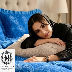 سرویس روتختی آبی بته جقه پفکی و پرحجم با حاشیه چین‌دار دور لحاف و روبالشی در دکوراسیون اتاق خواب شیک