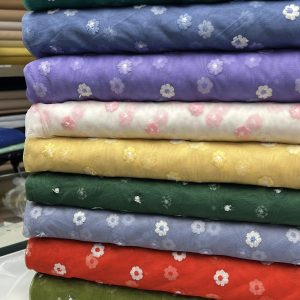 توری گلدار طرح شکوفه برای تخت مونته سوری دخترانه انتخاب پارچه مناسب برای پرده‌آرایی تخت مونته سوری