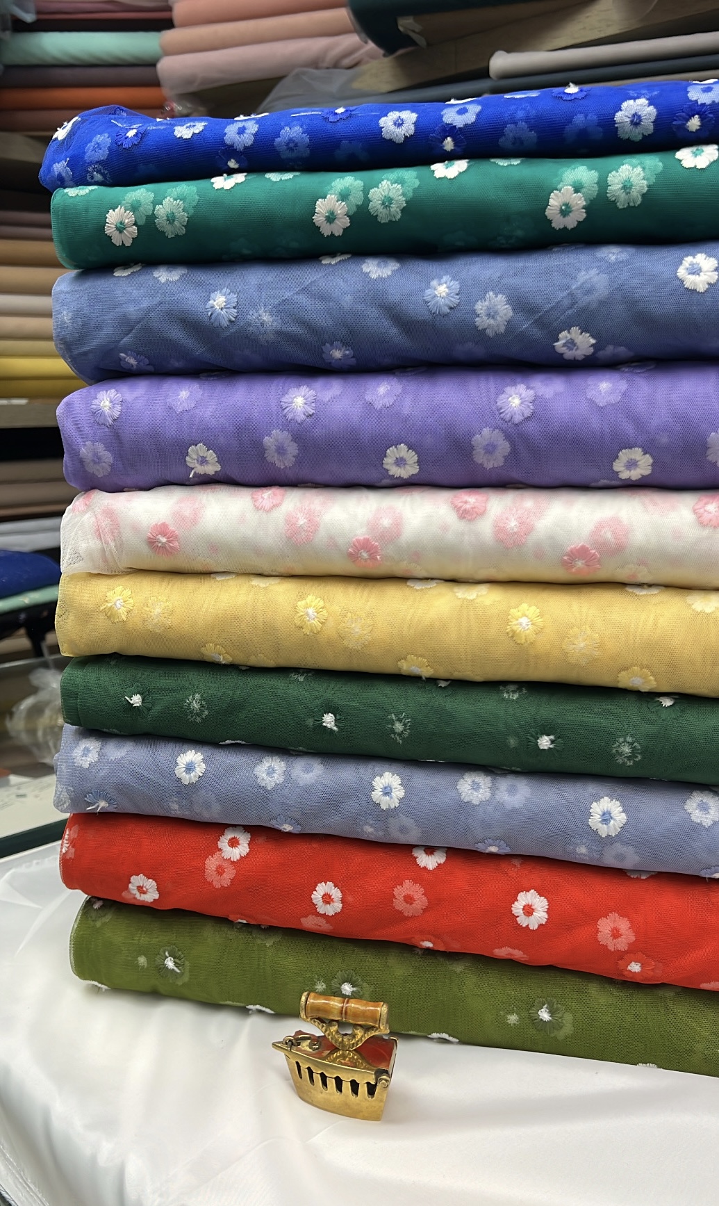 توری گلدار طرح شکوفه برای تخت مونته سوری دخترانه انتخاب پارچه مناسب برای پردهآرایی تخت مونته سوری